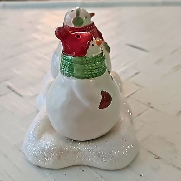 Hallmark Chubby Snowmen Salt & Pepper Shakers on a Stand of Snow 3.75" x 5" - Picture 2 of 9